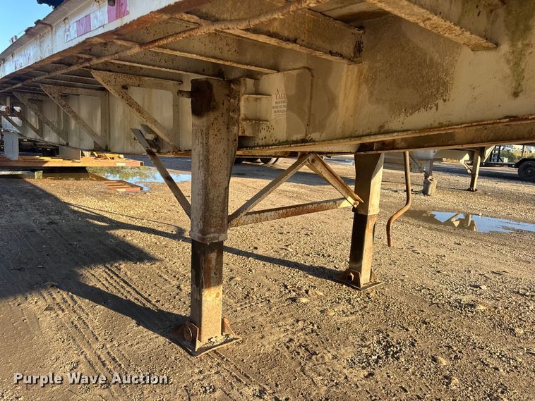 image for item DO2287 1995 Clark CDFBT sprayer trailer