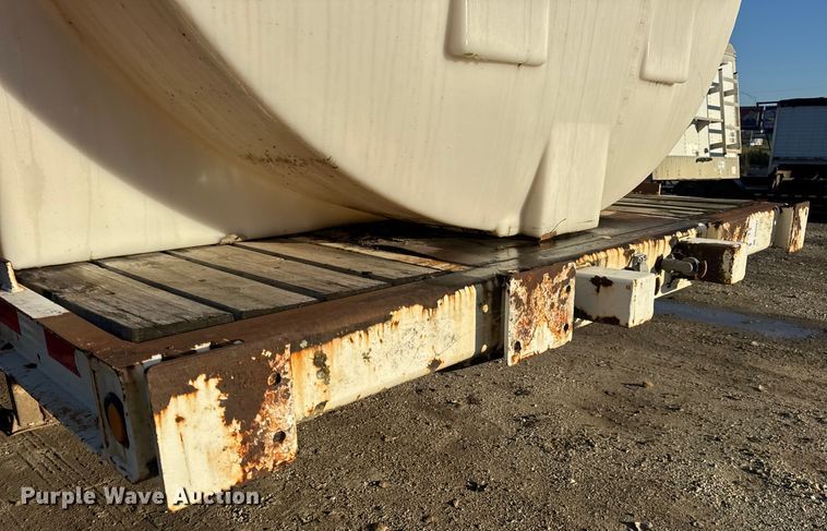 image for item DO2287 1995 Clark CDFBT sprayer trailer