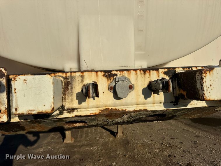 image for item DO2287 1995 Clark CDFBT sprayer trailer