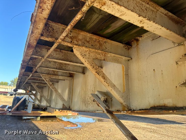 image for item DO2287 1995 Clark CDFBT sprayer trailer