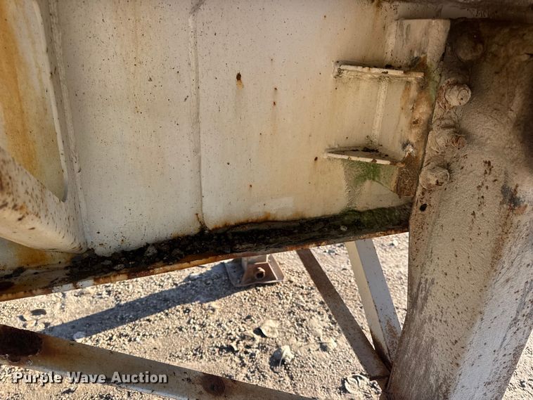 image for item DO2287 1995 Clark CDFBT sprayer trailer