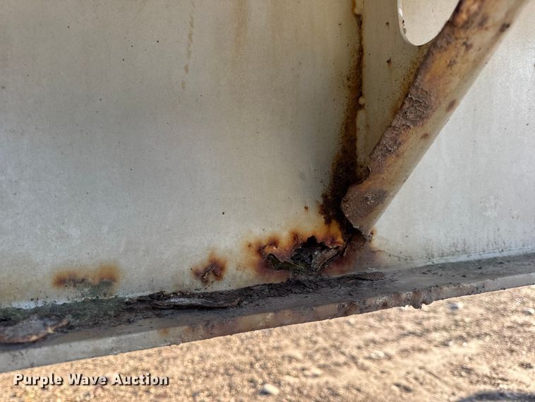 image for item DO2287 1995 Clark CDFBT sprayer trailer