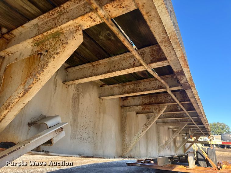 image for item DO2287 1995 Clark CDFBT sprayer trailer