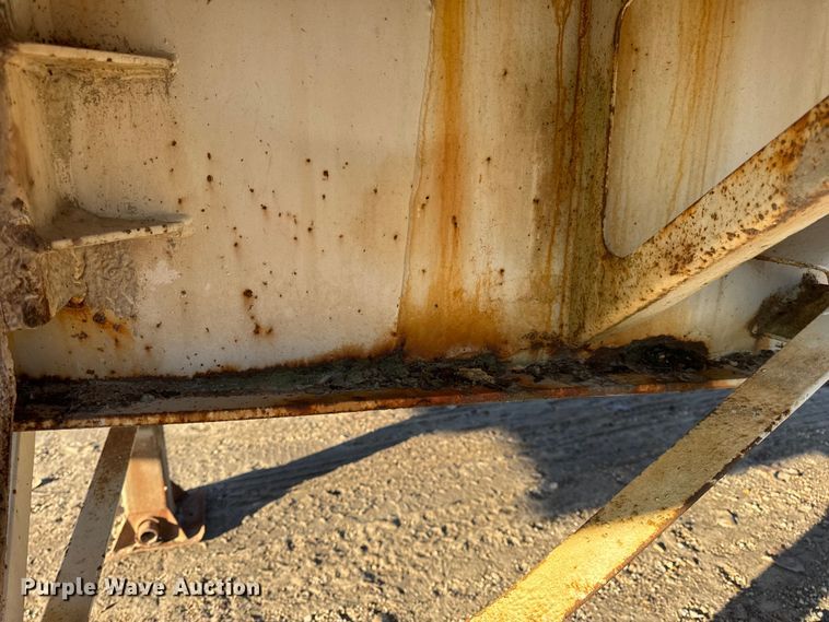 image for item DO2287 1995 Clark CDFBT sprayer trailer