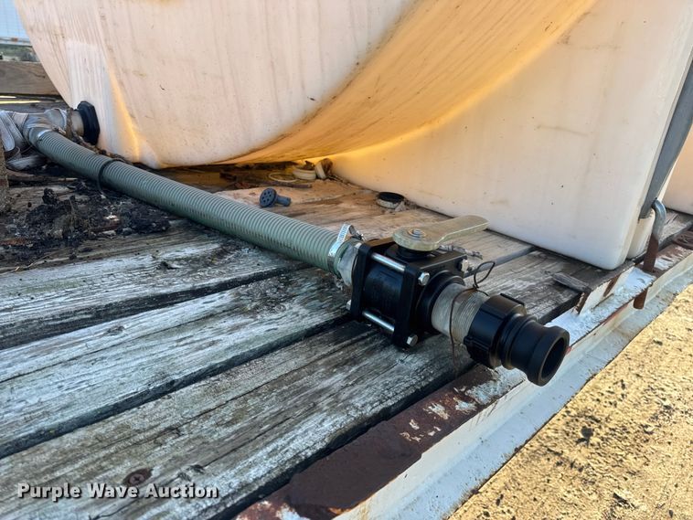 image for item DO2287 1995 Clark CDFBT sprayer trailer