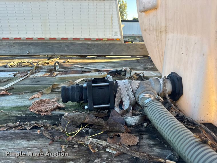 image for item DO2287 1995 Clark CDFBT sprayer trailer