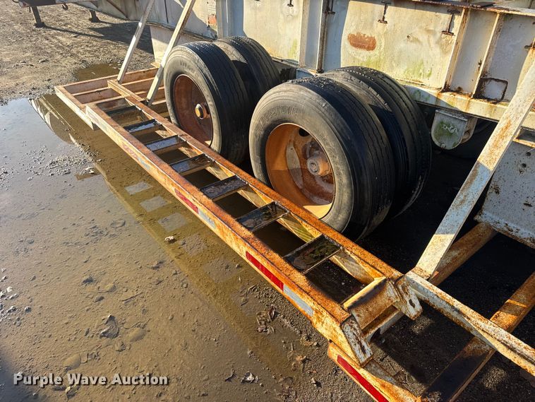 image for item DO2287 1995 Clark CDFBT sprayer trailer