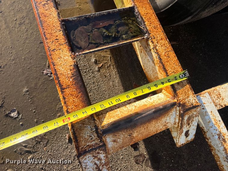 image for item DO2287 1995 Clark CDFBT sprayer trailer