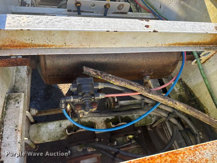 image for item DO2287 1995 Clark CDFBT sprayer trailer