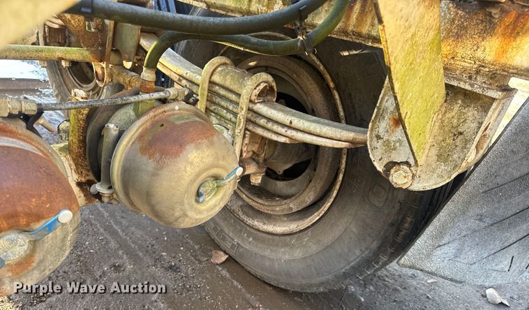 image for item DO2287 1995 Clark CDFBT sprayer trailer