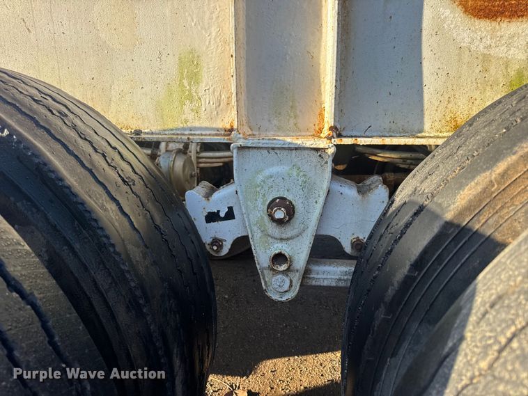 image for item DO2287 1995 Clark CDFBT sprayer trailer