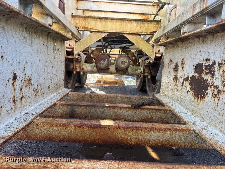 image for item DO2287 1995 Clark CDFBT sprayer trailer