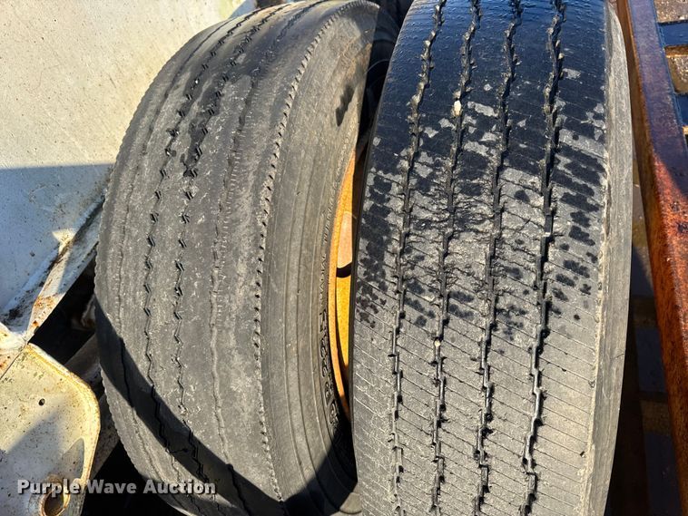 image for item DO2287 1995 Clark CDFBT sprayer trailer