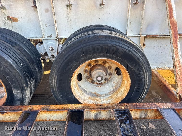 image for item DO2287 1995 Clark CDFBT sprayer trailer