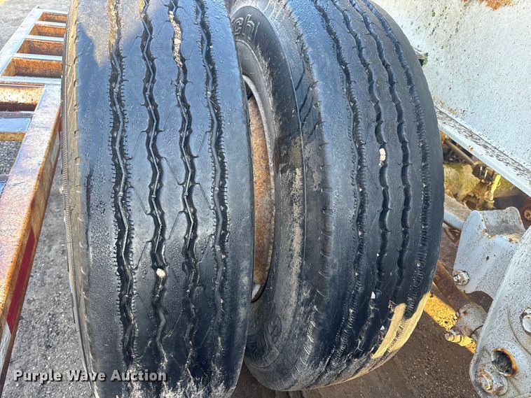 image for item DO2287 1995 Clark CDFBT sprayer trailer