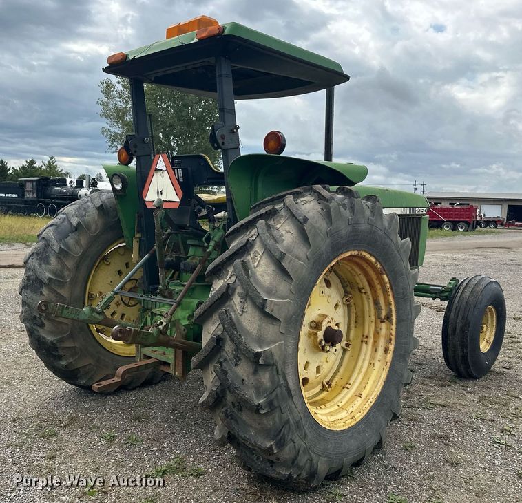 image for item DT6401 1983 John Deere 2950 tractor