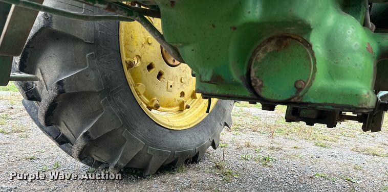 image for item DT6401 1983 John Deere 2950 tractor