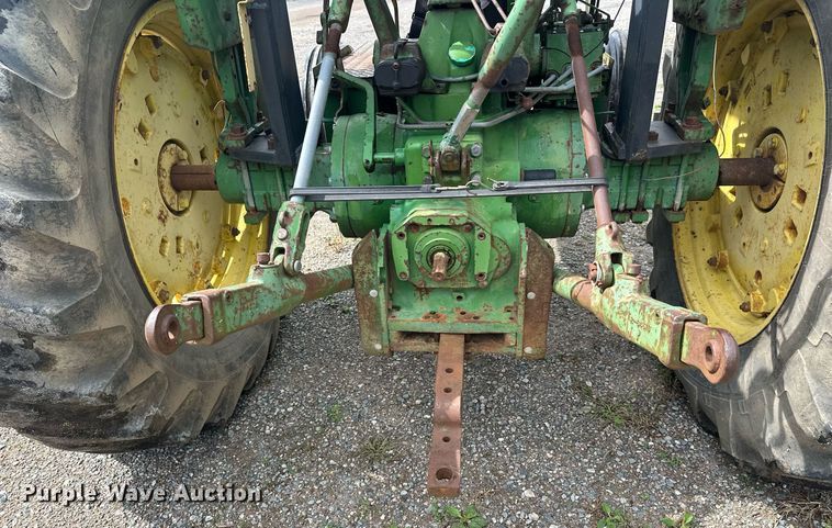 image for item DT6401 1983 John Deere 2950 tractor