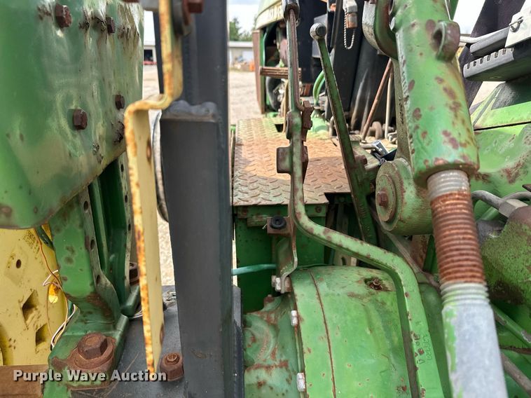 image for item DT6401 1983 John Deere 2950 tractor