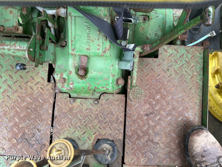 image for item DT6401 1983 John Deere 2950 tractor