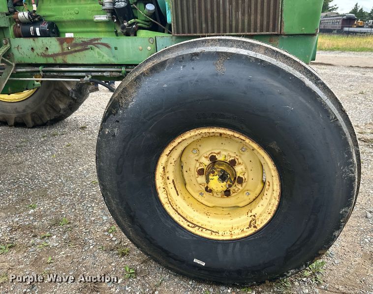 image for item DT6401 1983 John Deere 2950 tractor