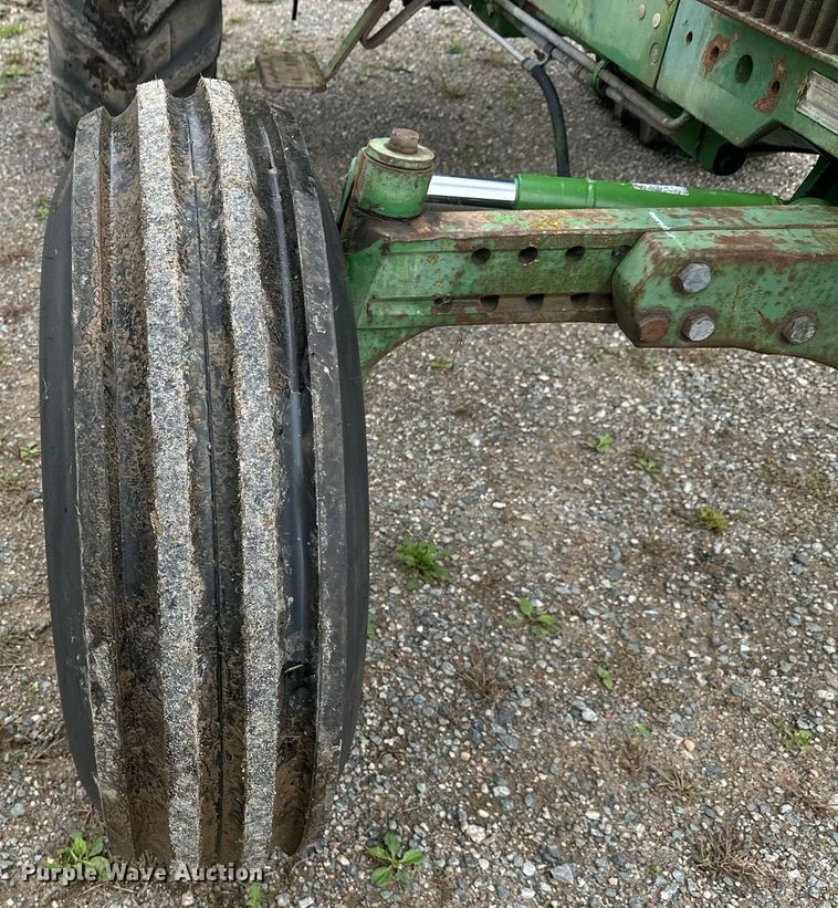 image for item DT6401 1983 John Deere 2950 tractor