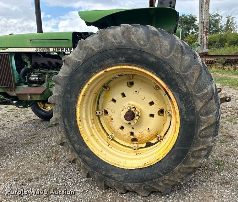 image for item DT6401 1983 John Deere 2950 tractor