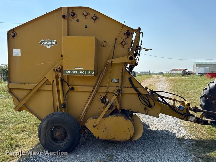 image for item DY8192 Vermeer 605F round baler