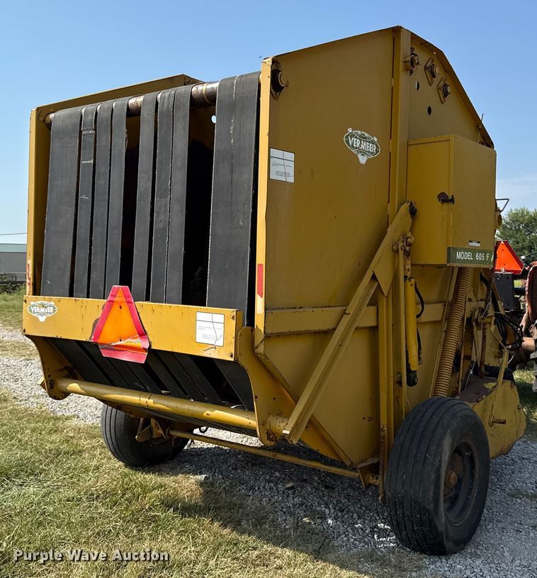 image for item DY8192 Vermeer 605F round baler