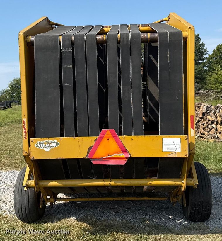 image for item DY8192 Vermeer 605F round baler