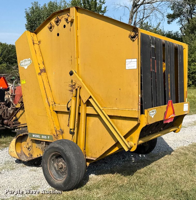 image for item DY8192 Vermeer 605F round baler