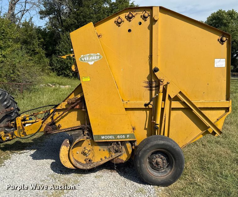 image for item DY8192 Vermeer 605F round baler