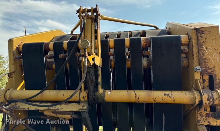 image for item DY8192 Vermeer 605F round baler