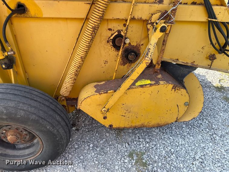 image for item DY8192 Vermeer 605F round baler