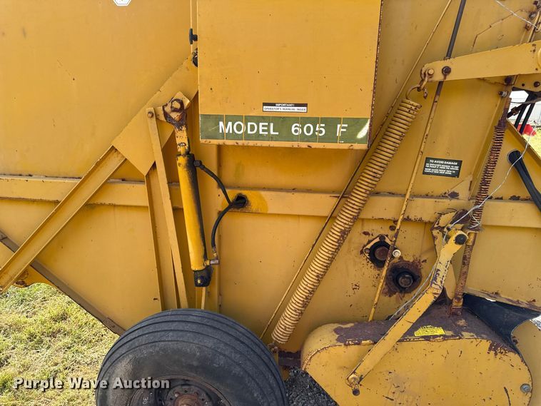 image for item DY8192 Vermeer 605F round baler