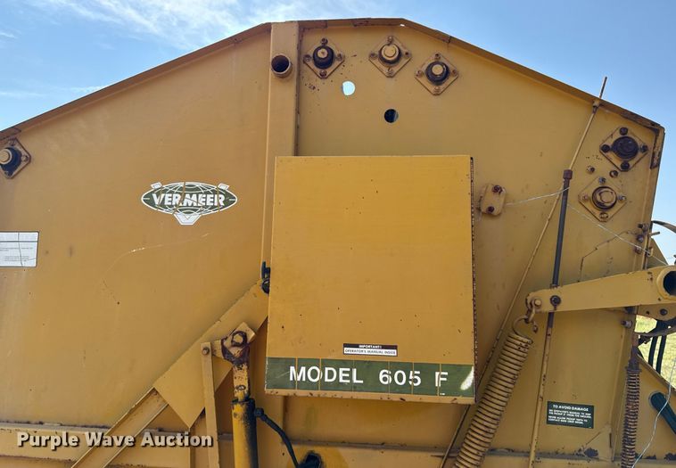 image for item DY8192 Vermeer 605F round baler