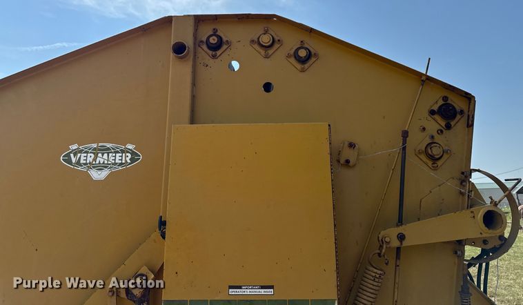 image for item DY8192 Vermeer 605F round baler