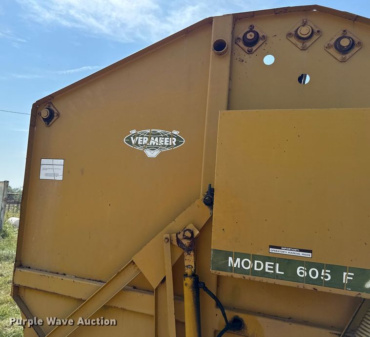 image for item DY8192 Vermeer 605F round baler
