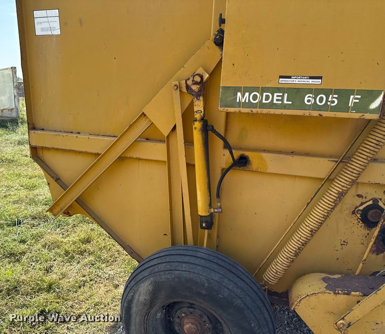image for item DY8192 Vermeer 605F round baler