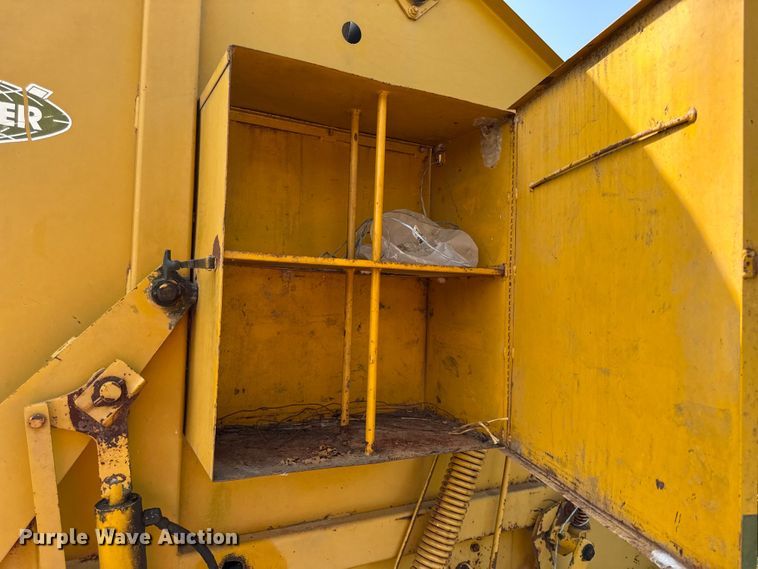 image for item DY8192 Vermeer 605F round baler