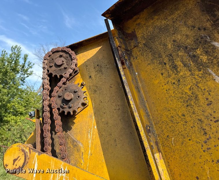 image for item DY8192 Vermeer 605F round baler