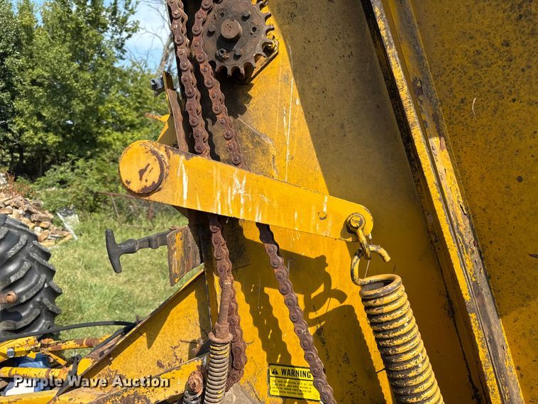 image for item DY8192 Vermeer 605F round baler