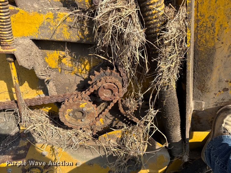 image for item DY8192 Vermeer 605F round baler