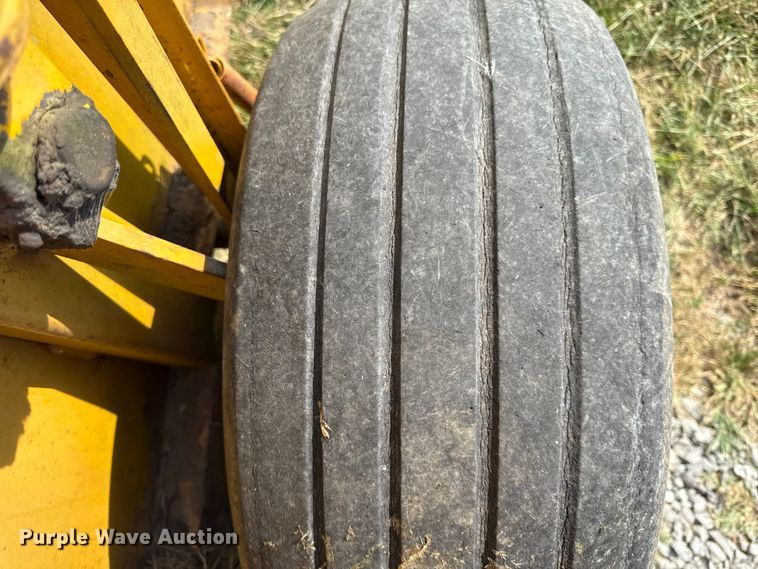 image for item DY8192 Vermeer 605F round baler