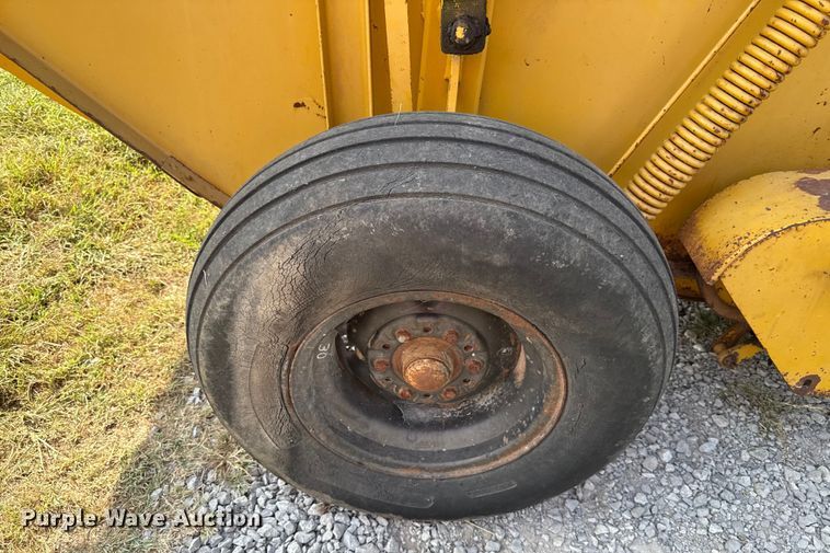 image for item DY8192 Vermeer 605F round baler