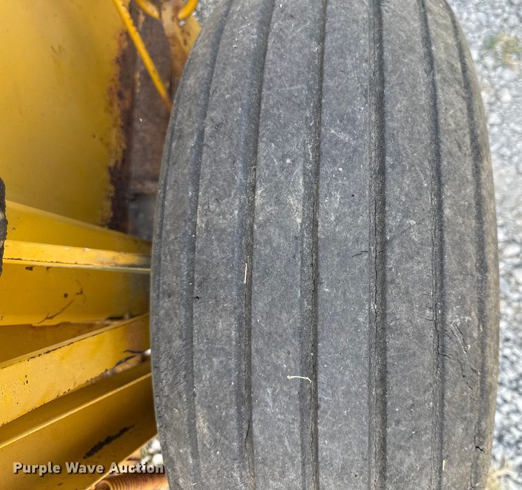 image for item DY8192 Vermeer 605F round baler