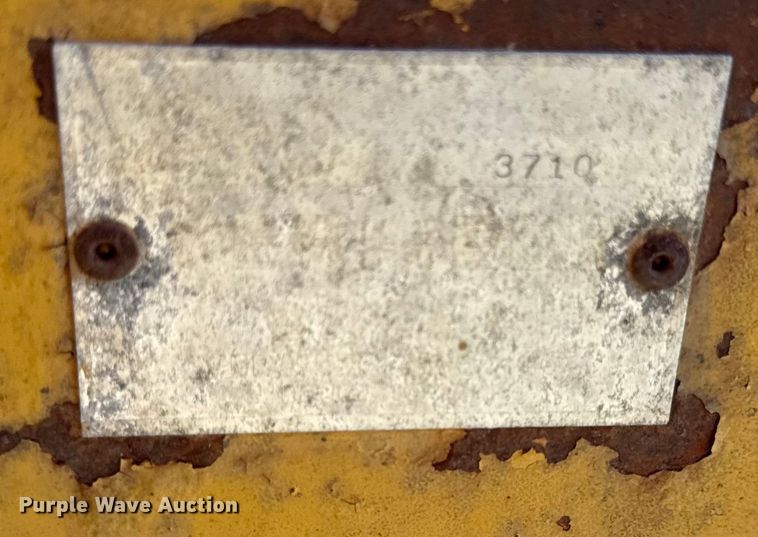 image for item DY8192 Vermeer 605F round baler