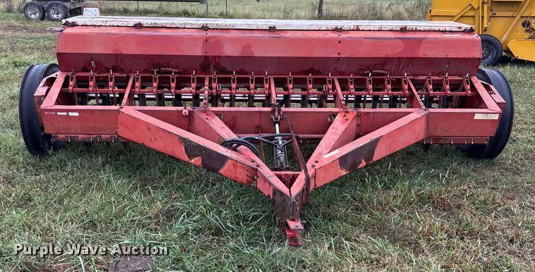 image for item DY8222 International 510 grain drill