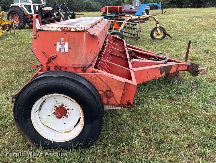 image for item DY8222 International 510 grain drill