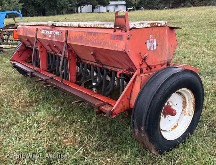 image for item DY8222 International 510 grain drill